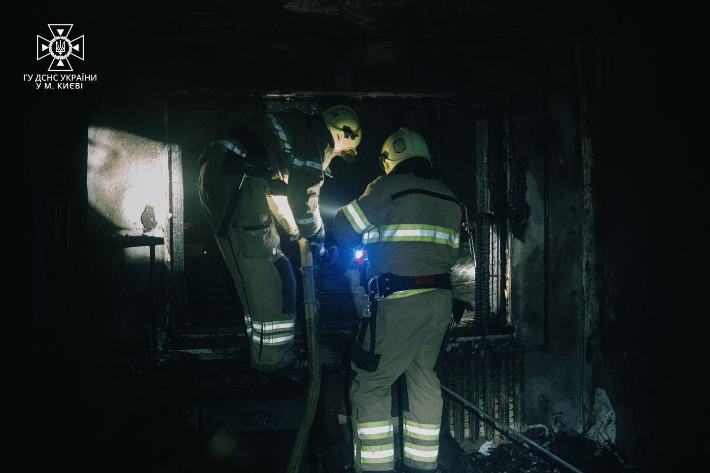 У Києві вщент згоріла квартира: в кімнаті знайшли тіло жінки 4