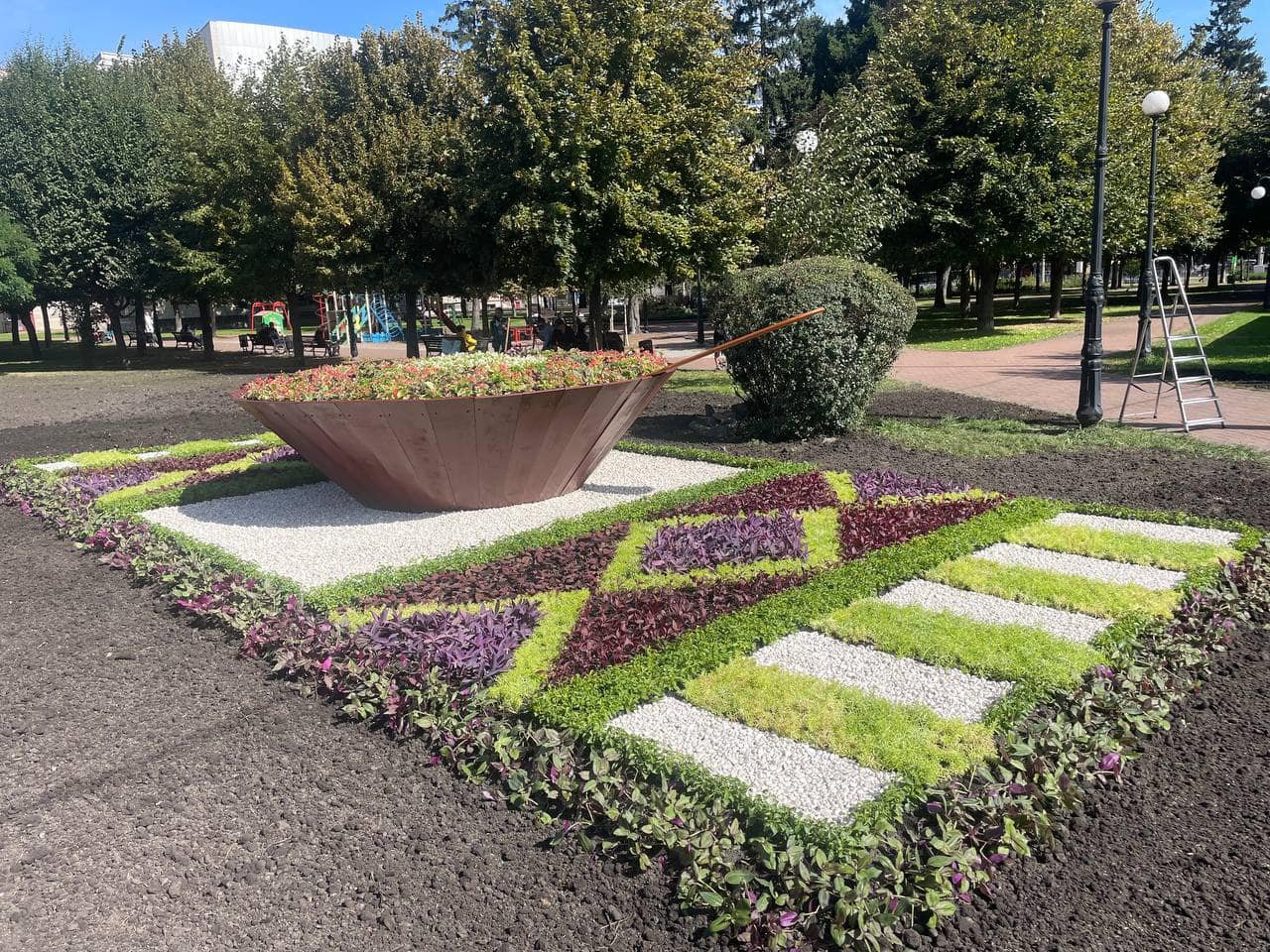 У Києві створили клумбу з тарілкою борщу: де побачити 1