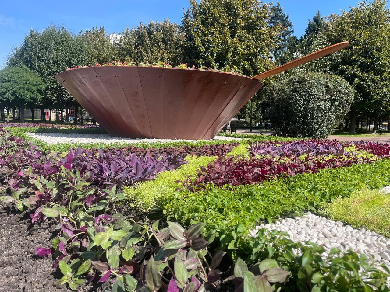 У Києві створили клумбу з тарілкою борщу: де побачити 2