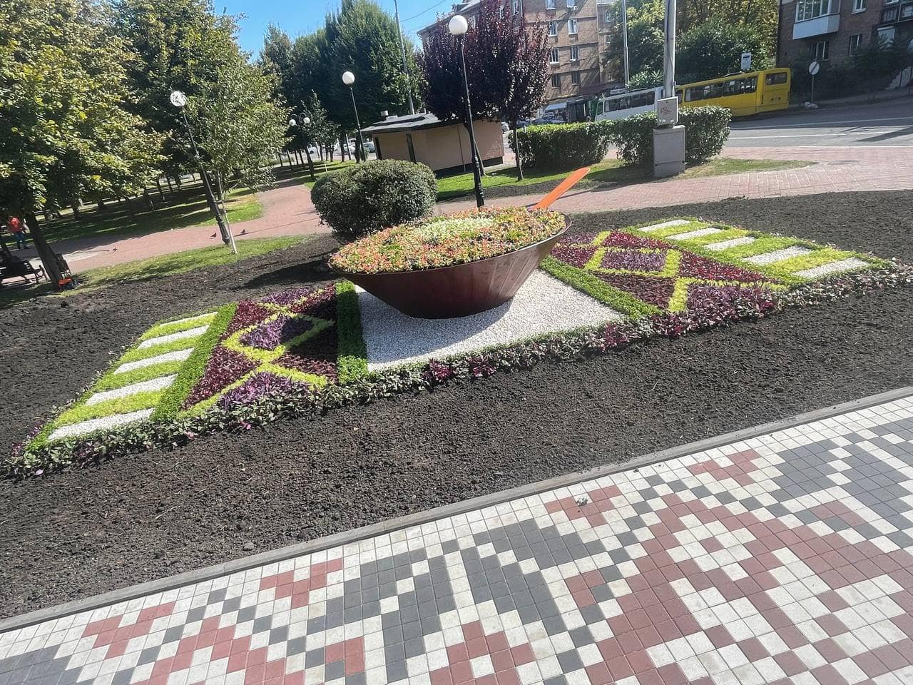 У Києві створили клумбу з тарілкою борщу: де побачити 3