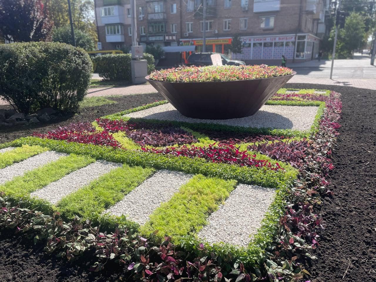 У Києві створили клумбу з тарілкою борщу: де побачити 4