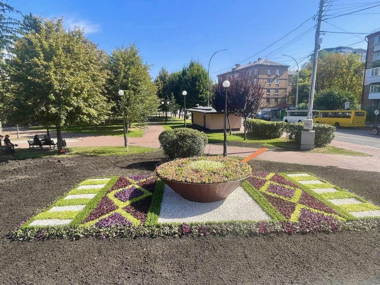 У Києві створили клумбу з тарілкою борщу: де побачити 5