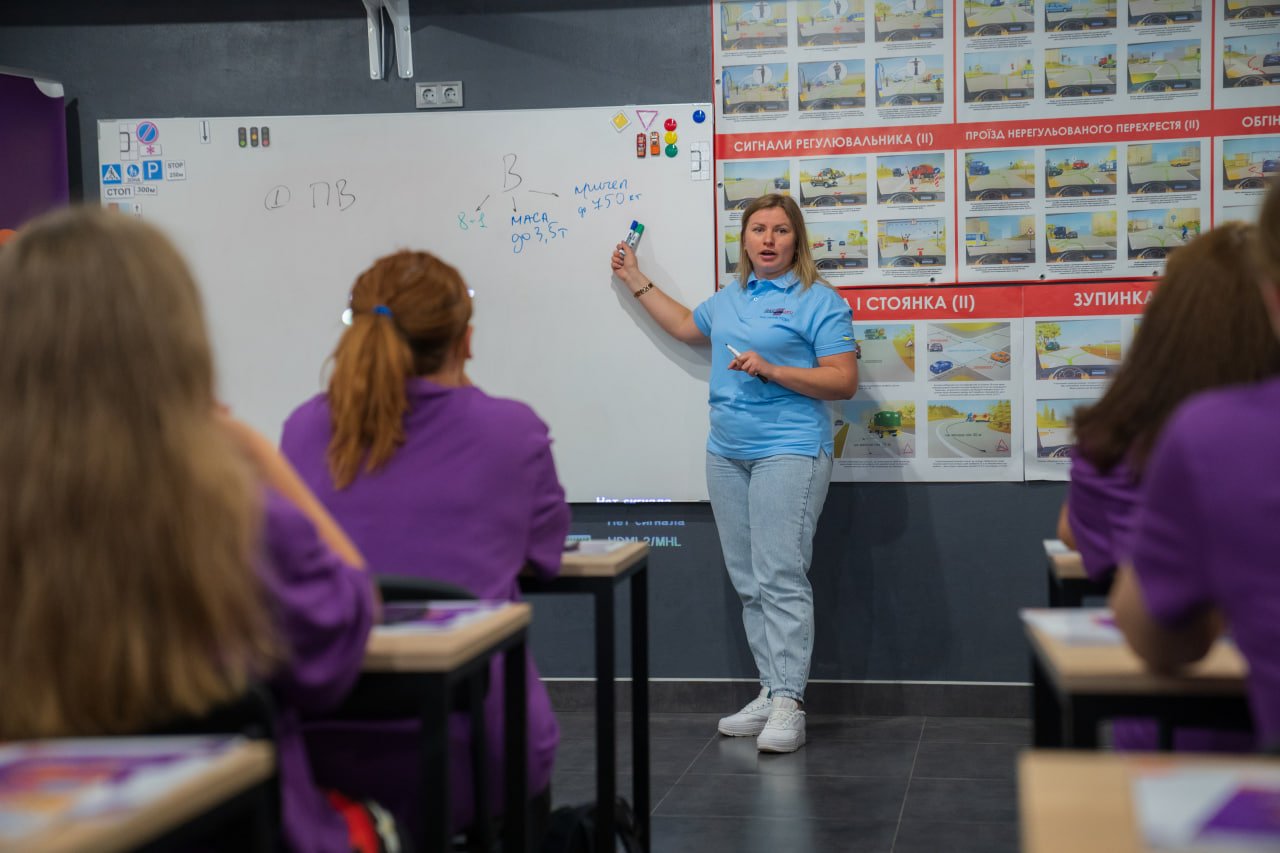 У Києві відкрили перші в Україні водійські курси категорії В для жінок: в чому особливість 1