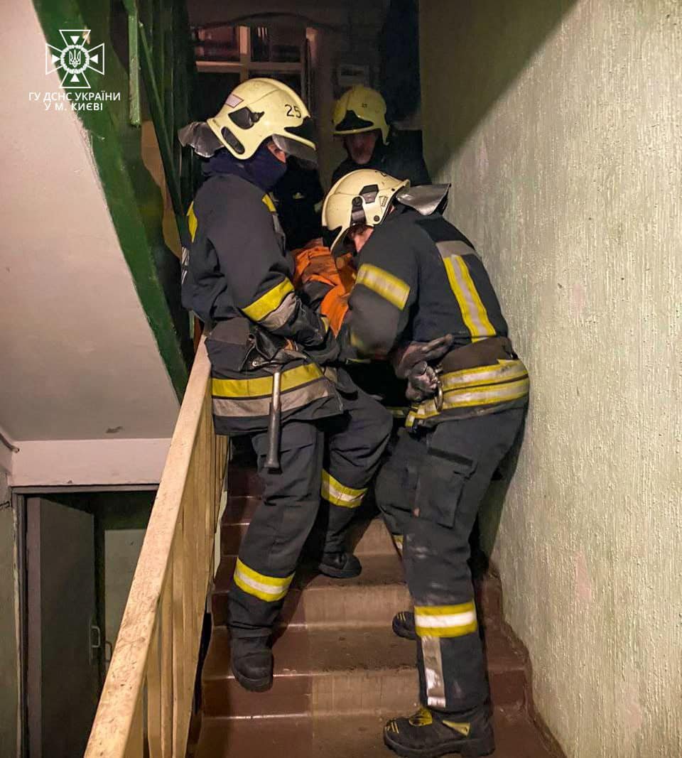 У Києві рятувальники винесли двох людей з палаючої квартири в Оболонському районі 1