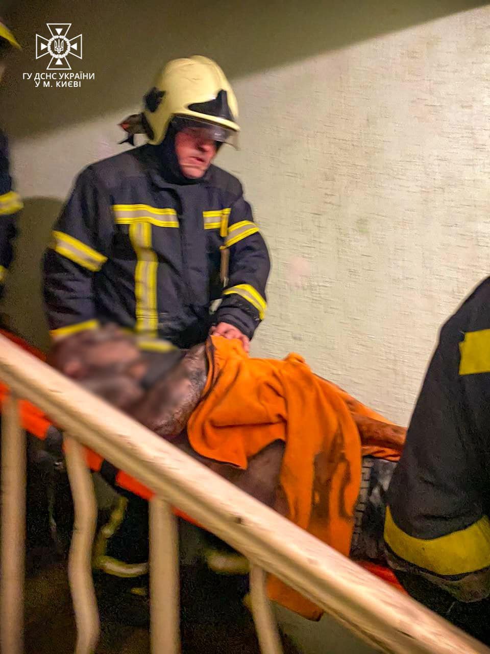 У Києві рятувальники винесли двох людей з палаючої квартири в Оболонському районі 2