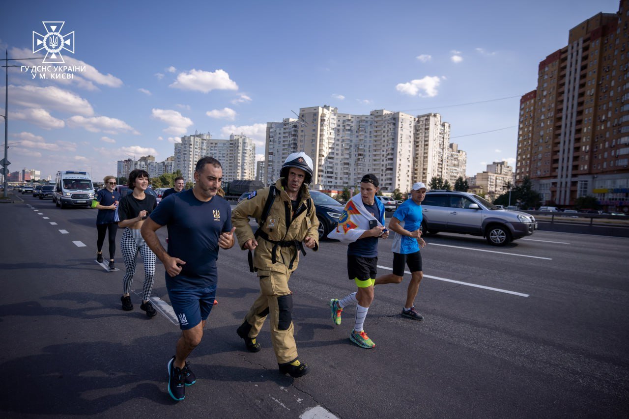 У Києві рятувальник пробіг 50 кілометрів в бойовому спорядженні пожежного та встановив рекорд України 5