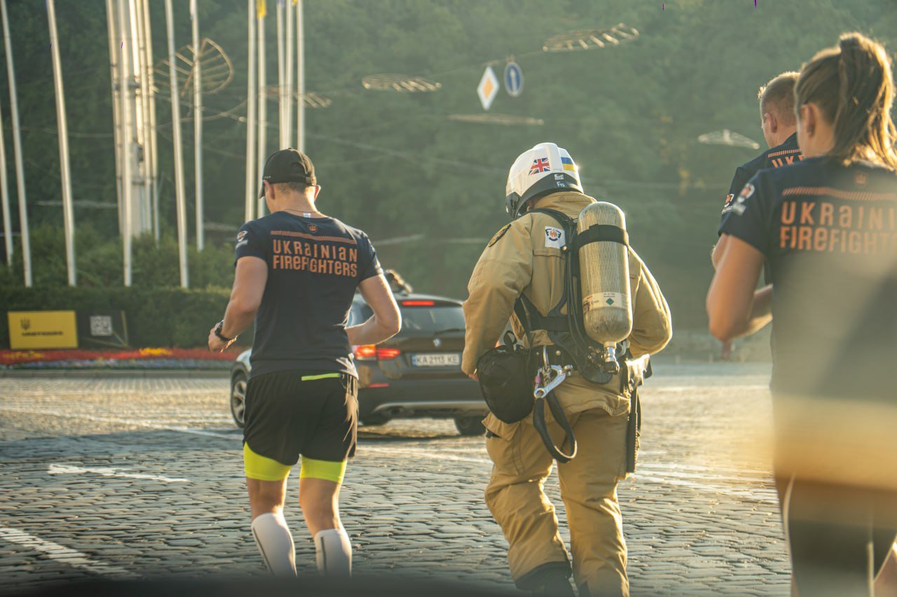 У Києві рятувальник пробіг 50 кілометрів в бойовому спорядженні пожежного та встановив рекорд України 7