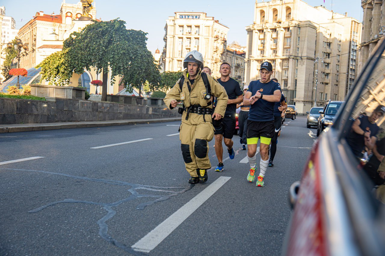 У Києві рятувальник пробіг 50 кілометрів в бойовому спорядженні пожежного та встановив рекорд України 8