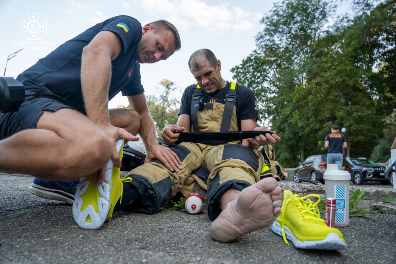 У Києві рятувальник пробіг 50 кілометрів в бойовому спорядженні пожежного та встановив рекорд України 9