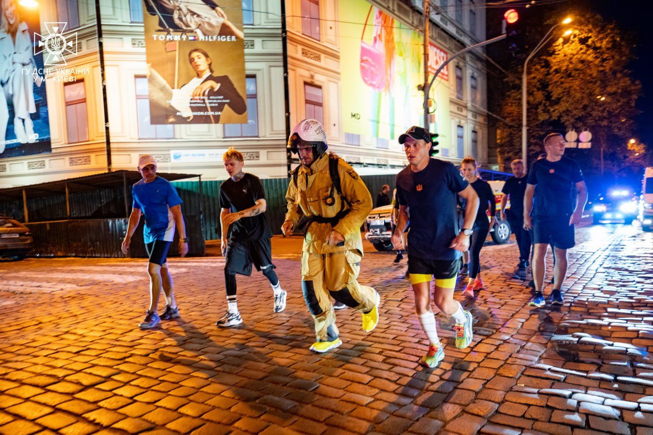 У Києві рятувальник пробіг 50 кілометрів в бойовому спорядженні пожежного та встановив рекорд України 10