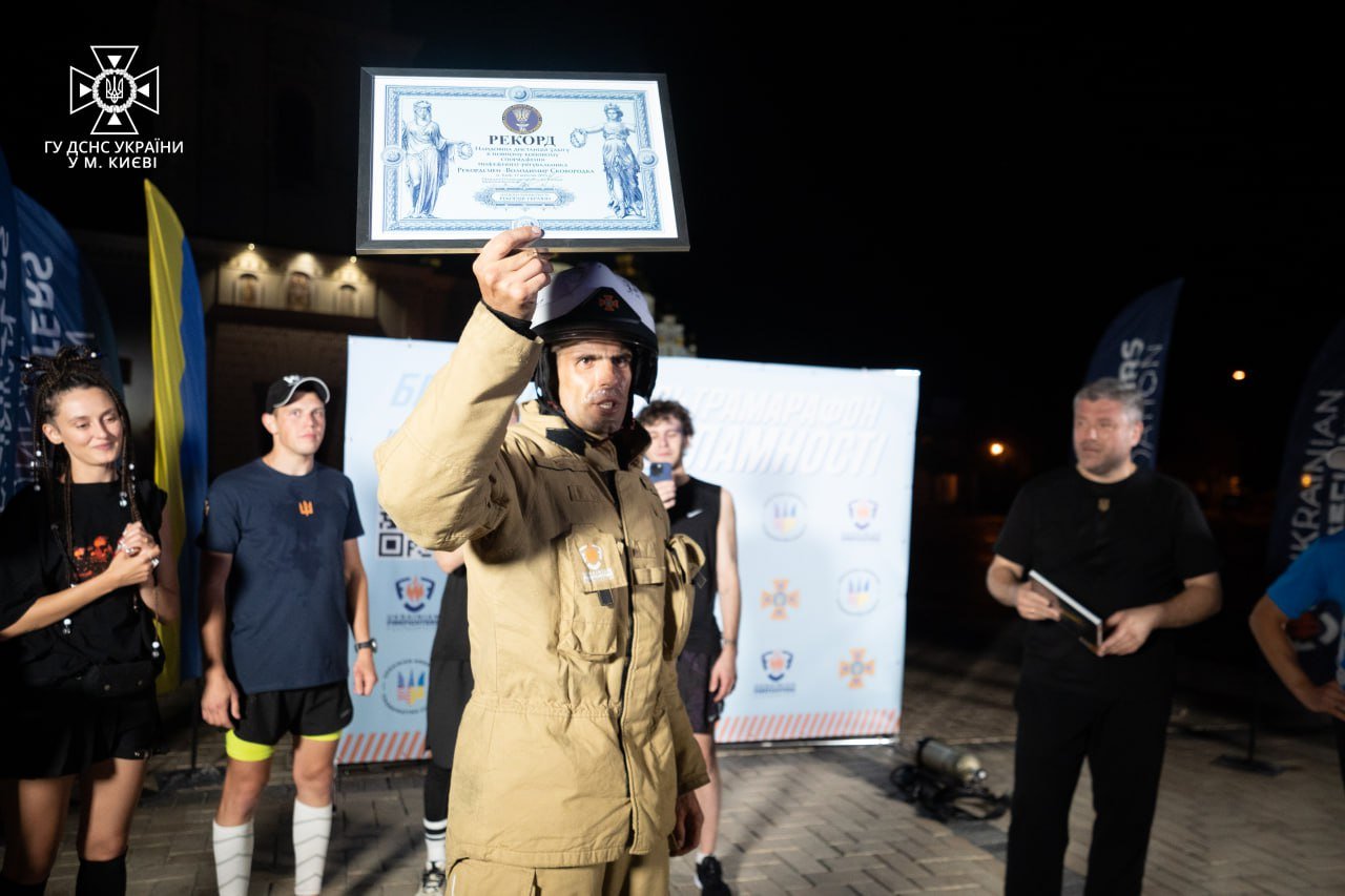 У Києві рятувальник пробіг 50 кілометрів в бойовому спорядженні пожежного та встановив рекорд України 11