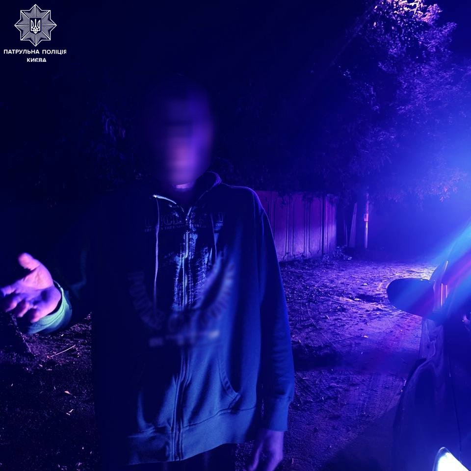 У Києві чоловік поранив свого товариша ножем та кидався з сокирою 1