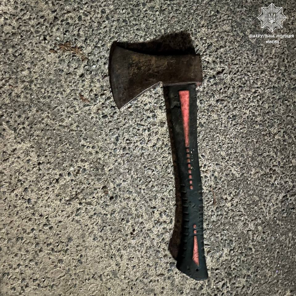 У Києві чоловік поранив свого товариша ножем та кидався з сокирою 2