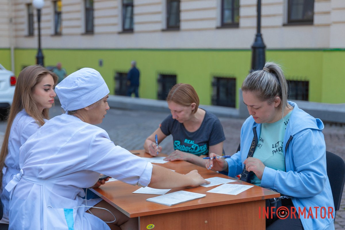 Cпівробітники АТБ здали кров і стали донорами для військових 1