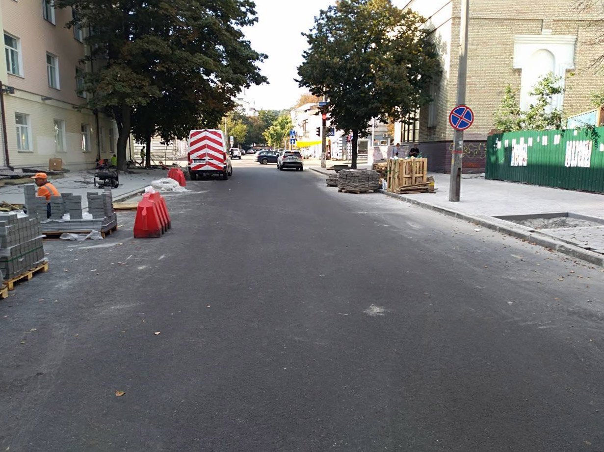 У Києві змінюють доріжне покриття в Подільському районі: де і що вдоскналили 1