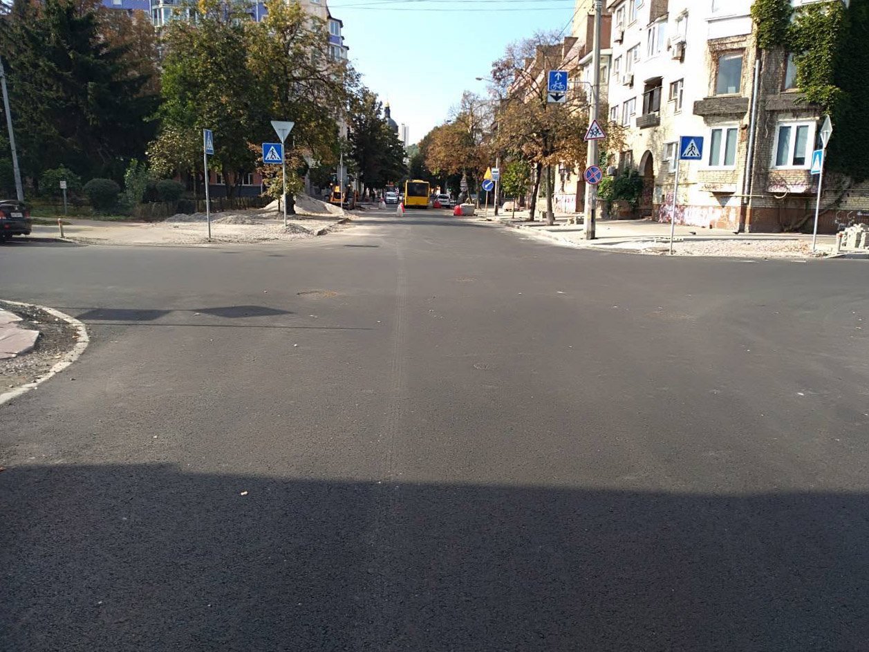 У Києві змінюють доріжне покриття в Подільському районі: де і що вдоскналили 2