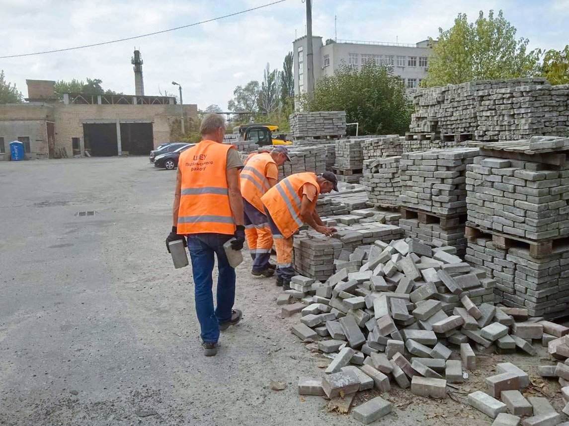 У Києві змінюють доріжне покриття в Подільському районі: де і що вдоскналили 3