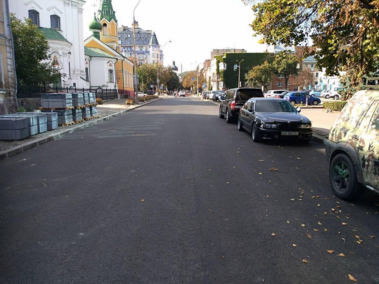 У Києві змінюють доріжне покриття в Подільському районі: де і що вдоскналили 6