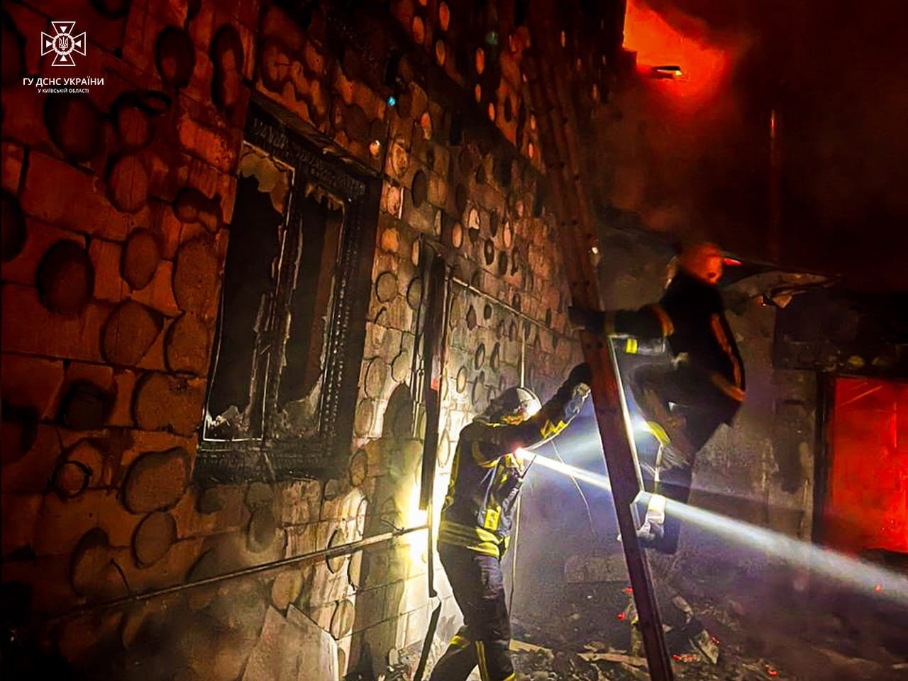 На Київщині загорілась лазня: вогонь перекинувся на сусідні будівлі 1