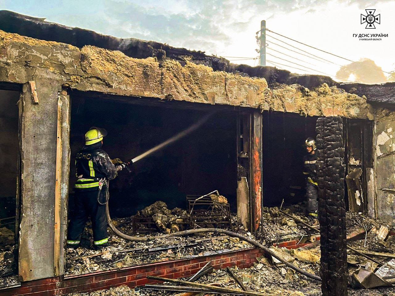 На Київщині загорілась лазня: вогонь перекинувся на сусідні будівлі 2