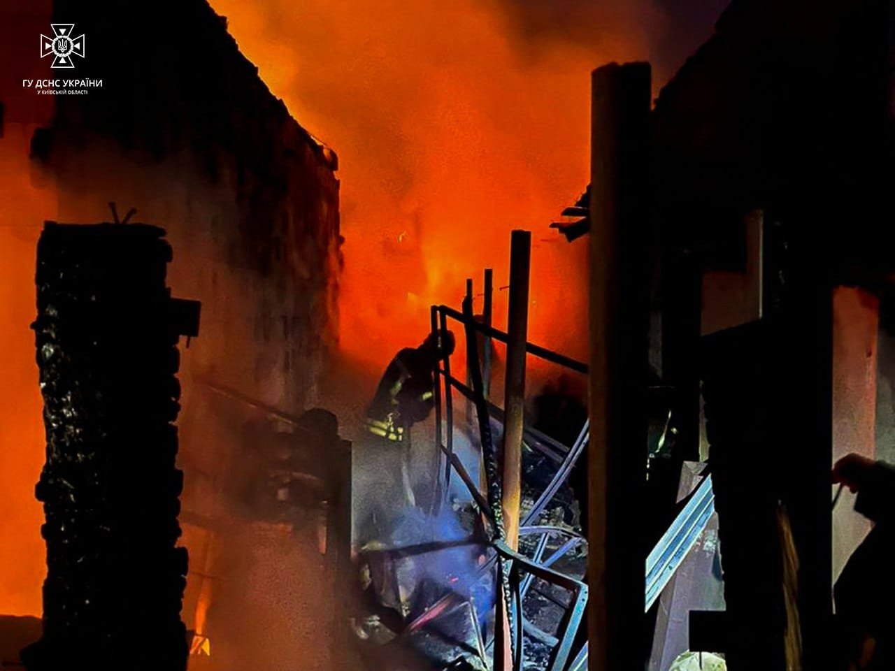 На Київщині загорілась лазня: вогонь перекинувся на сусідні будівлі 3