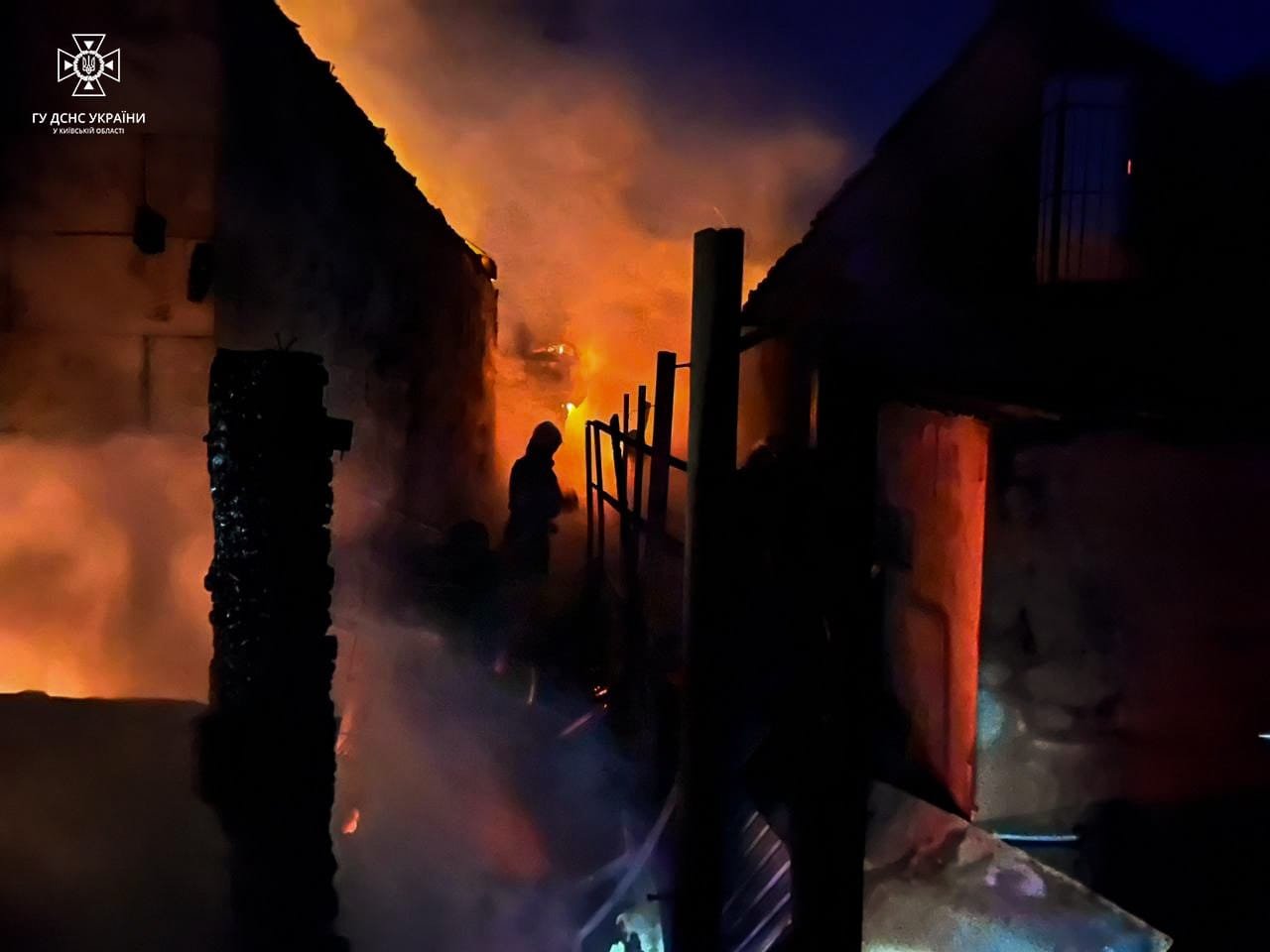 На Київщині загорілась лазня: вогонь перекинувся на сусідні будівлі 4