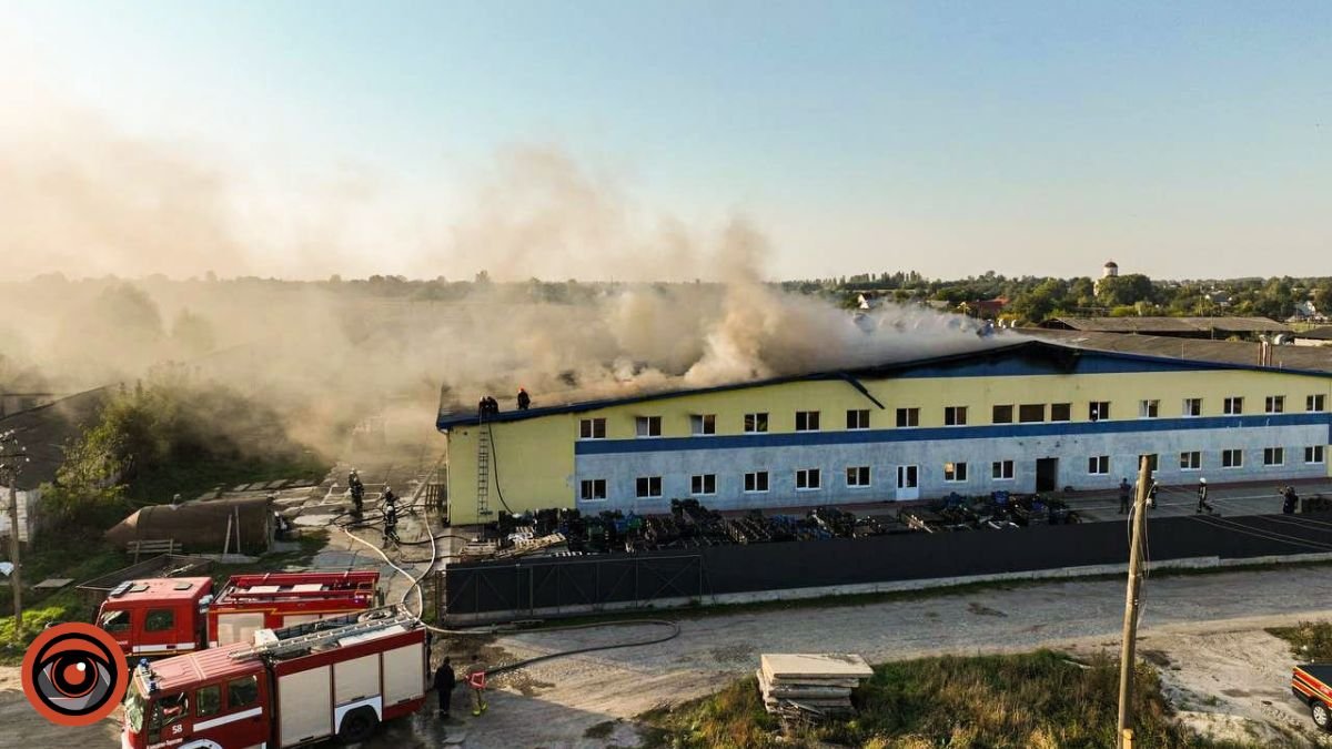 Масштабна пожежа на Київщині: горить промислове приміщення по вирощуванні грибів 1