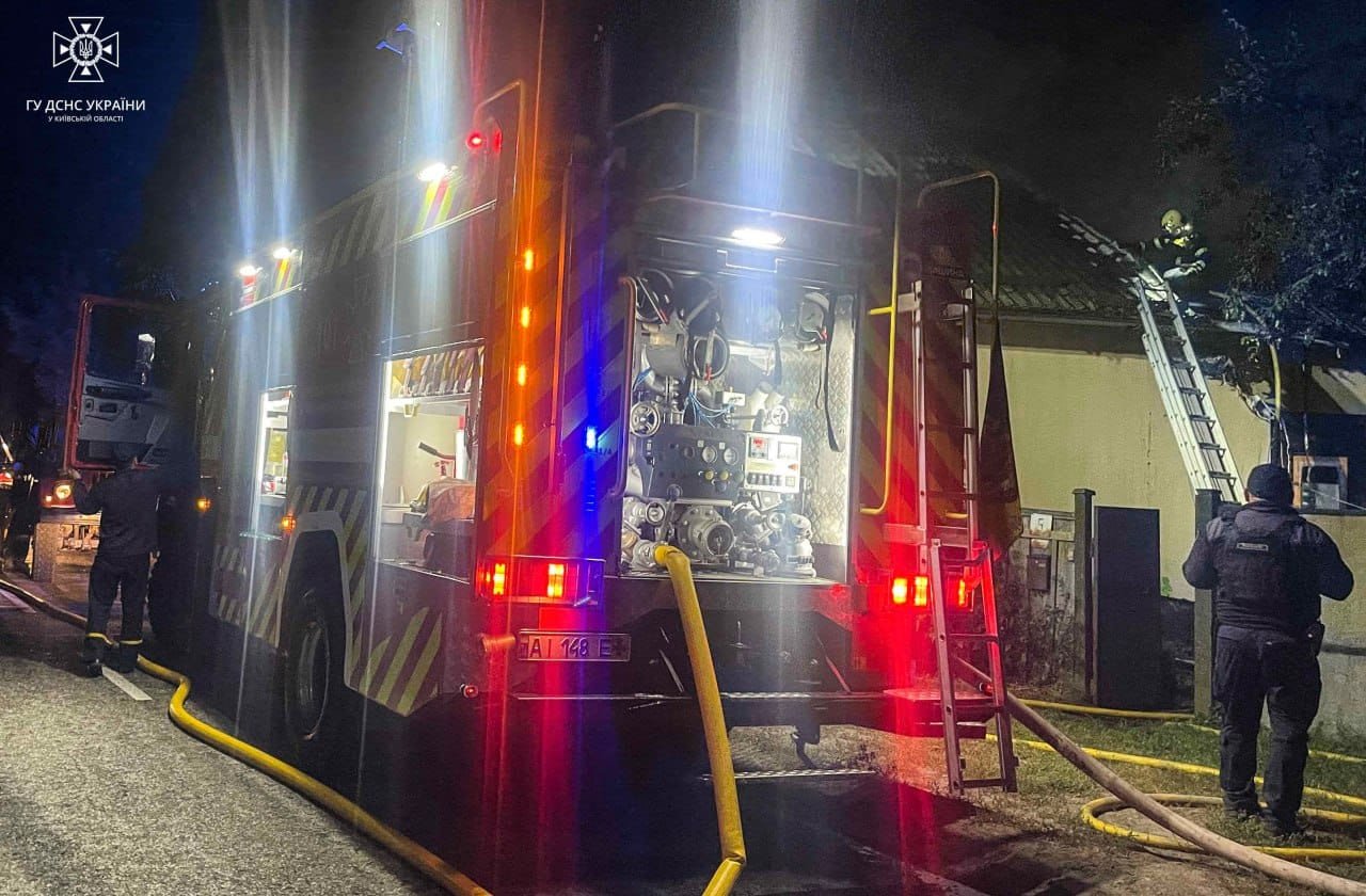 На Київщині згорів приватний будинок: постраждали двоє людей 1