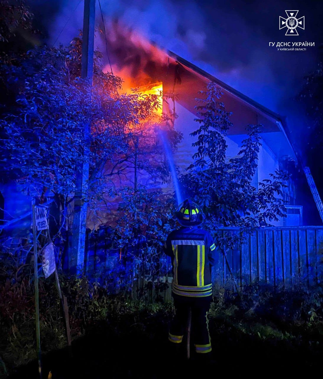 На Київщині згорів приватний будинок: постраждали двоє людей 2