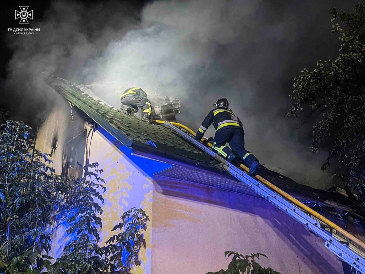 На Київщині згорів приватний будинок: постраждали двоє людей 3