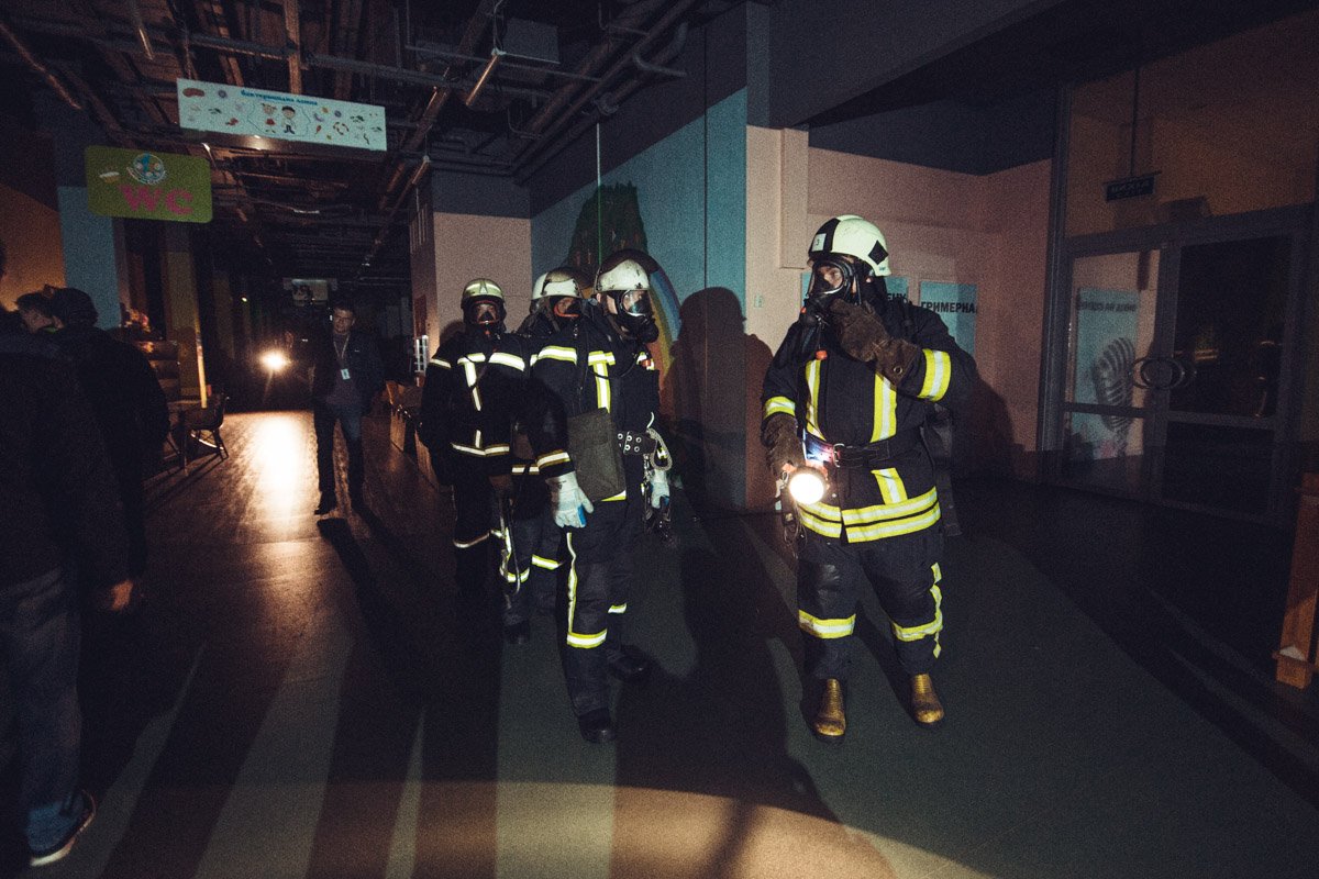 Пожарные работали в кислородных масках