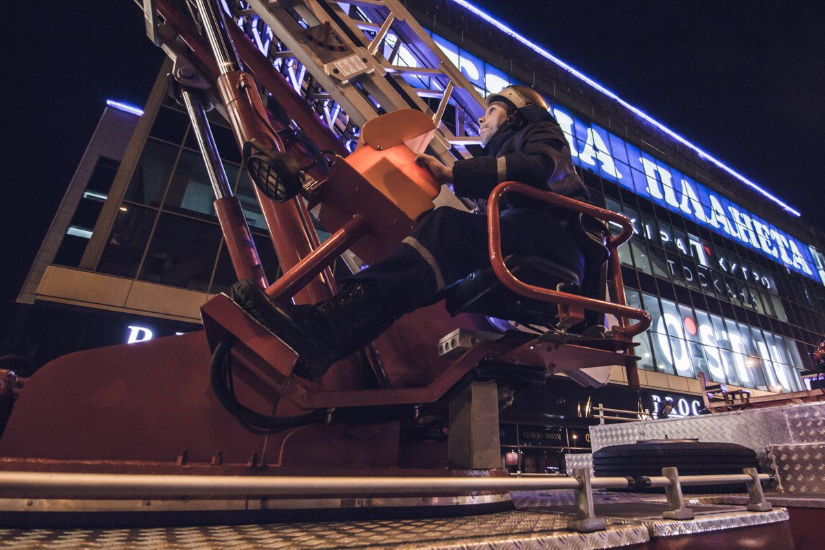 По легенде, возгорание произошло на четвертом этаже, работали пожарные автовышки