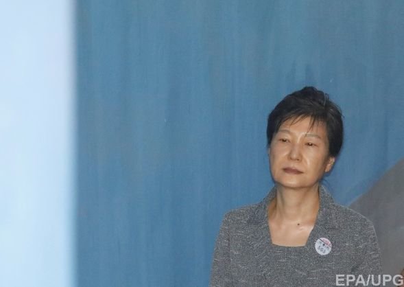 Суд приговорил экс-президента Южной Кореи Пак Кын Хе к 24 годам тюрьмы Суд приговорил экс-президента Южной Кореи Пак Кын Хе к 24 годам тюрьмы