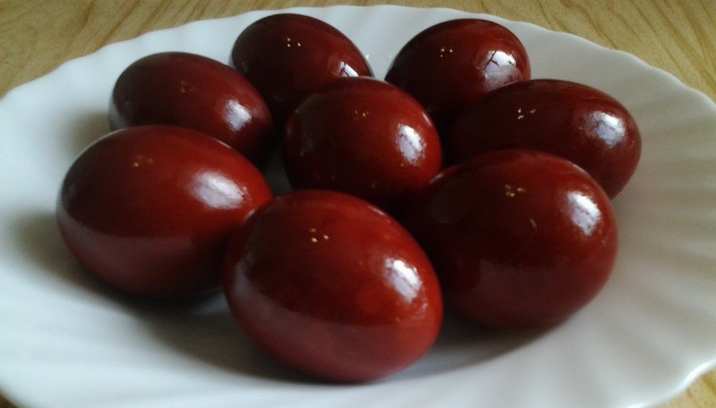 Самый распространенный способ - варить яйца в луковой шелухе