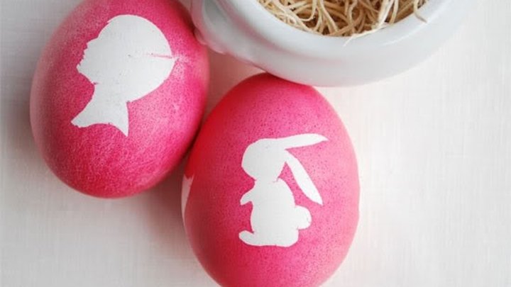 Отварите яйцо в любом красителе, а после этого дайте остыть и снимите трафаретную оболочку
