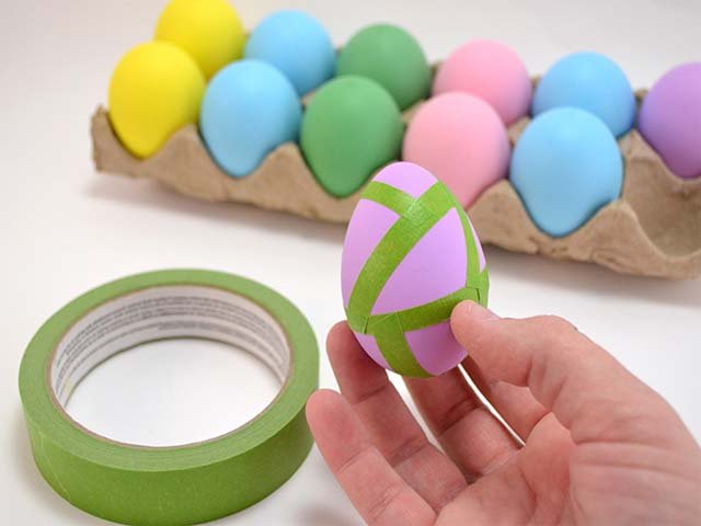 С помощью строительного скотча или пластыря можно создать геометрические рисунки