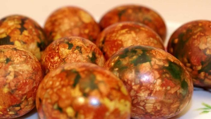 Настоящее произведение искусства легко сделать с помощью той же луковой шелухи и зеленки