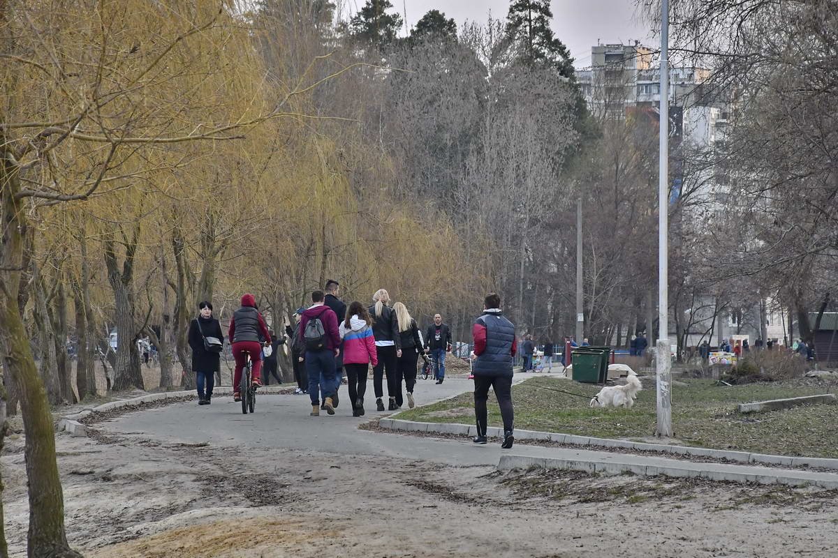 В парке много отдыхающих 