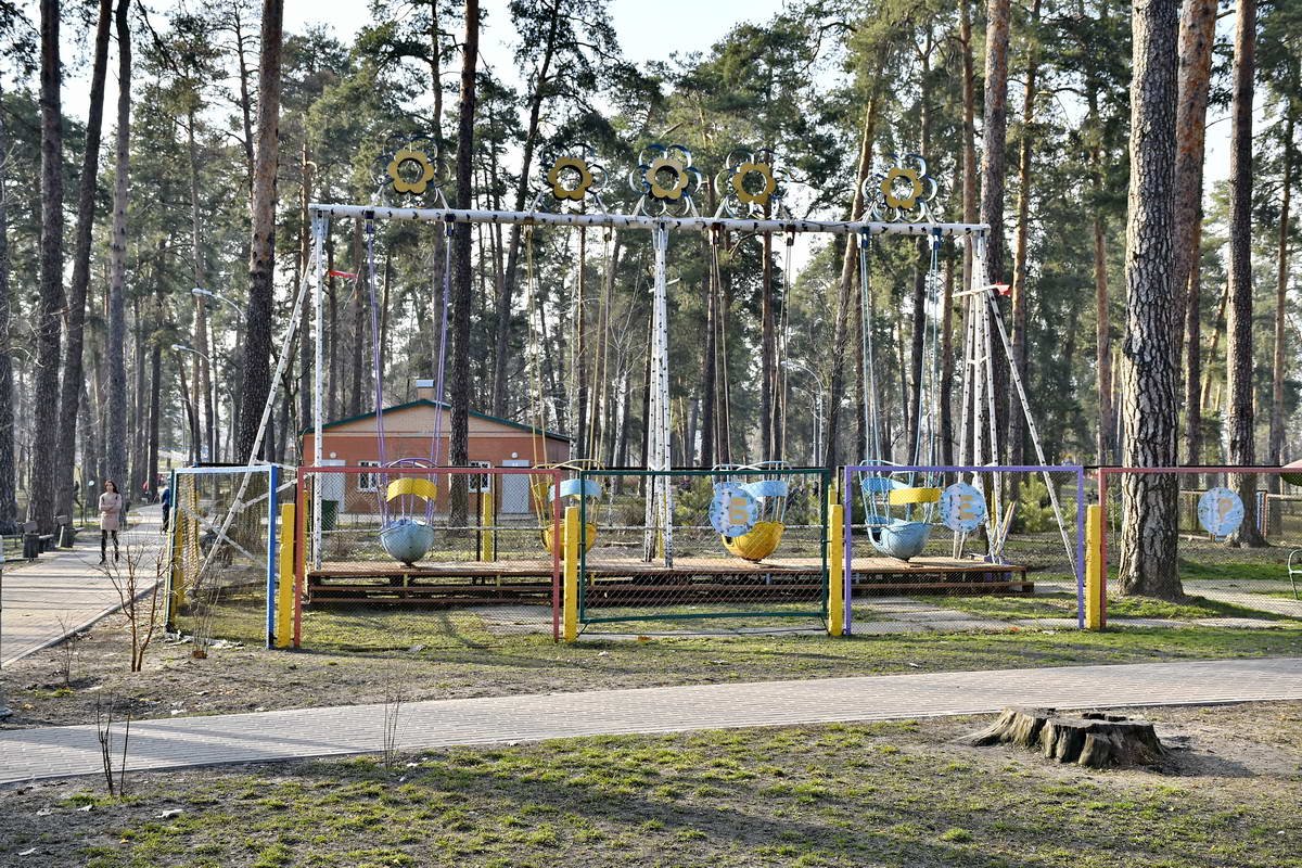 Аттракционы пока пустуют 