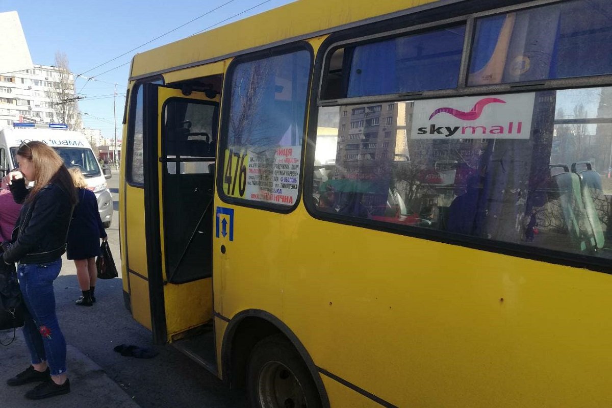 На Оболонской площади мужчина упал в маршрутке и получил травмы головы На Оболонской площади мужчина упал в маршрутке и получил травмы головы