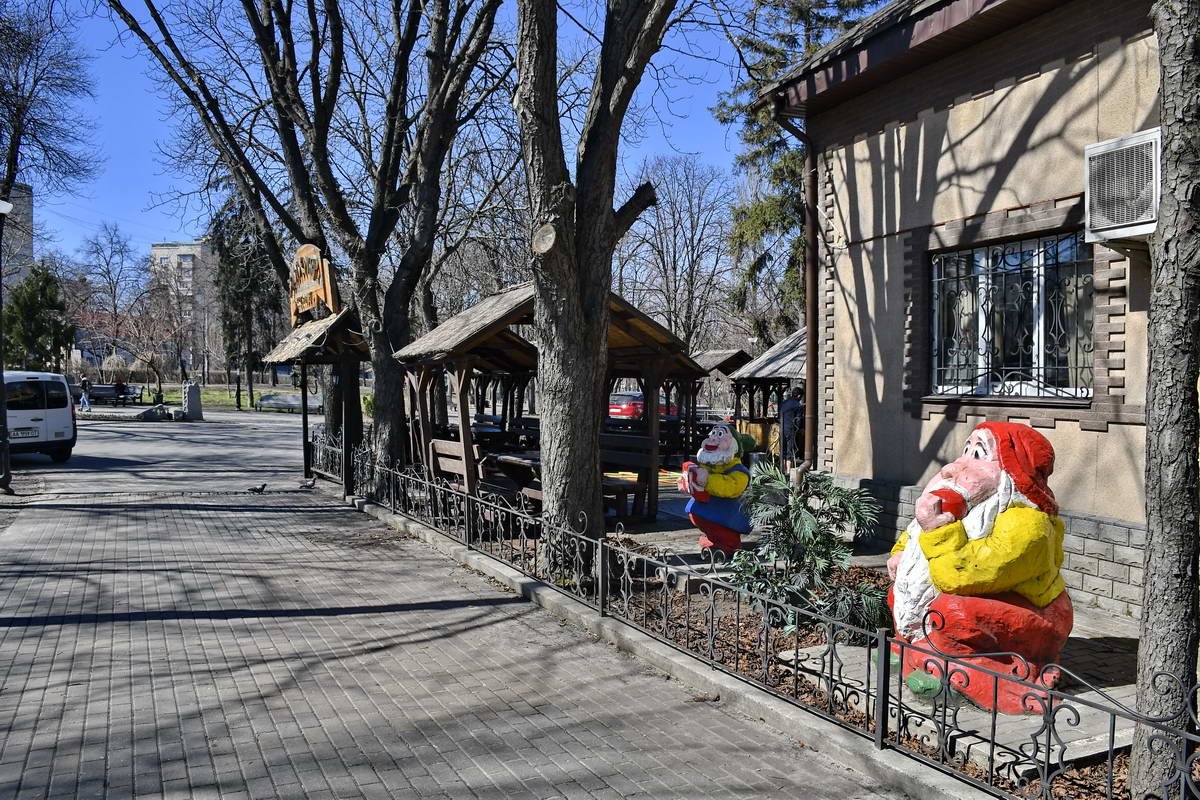 Посетителей кафе встречают на входе веселые гномы