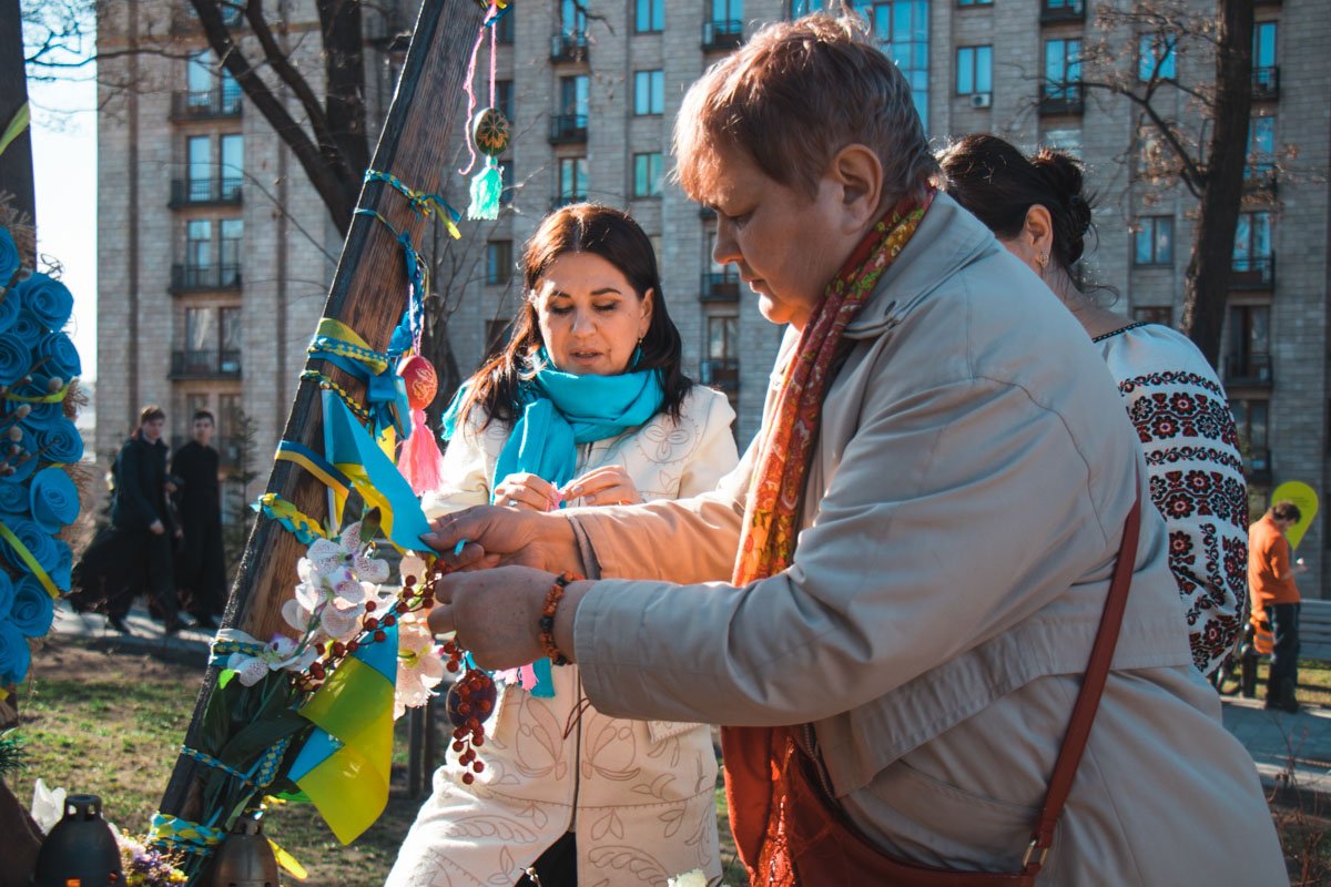 Почтить память погибших пришли родственники, активисты и простые горожане Почтить память погибших пришли родственники, активисты и простые горожане