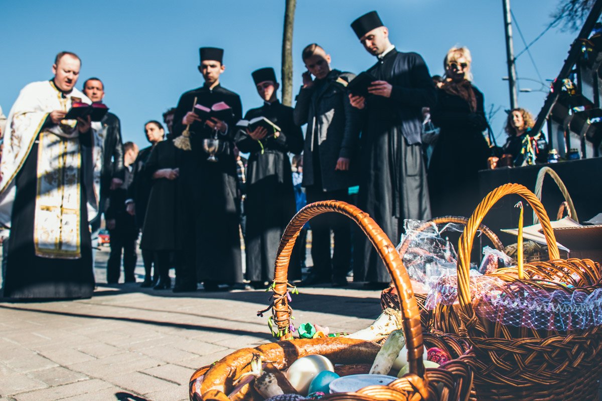 Священники освятили паски и крашанки на Аллее Героев Небесной сотни Священники освятили паски и крашанки на Аллее Героев Небесной сотни