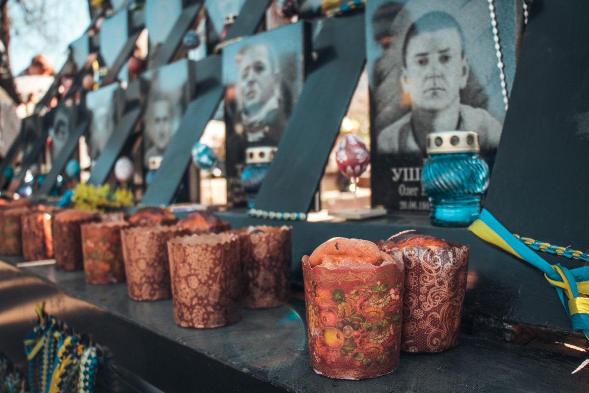 К мемориалам выложили более 100 пасок и писанок К мемориалам выложили более 100 пасок и писанок