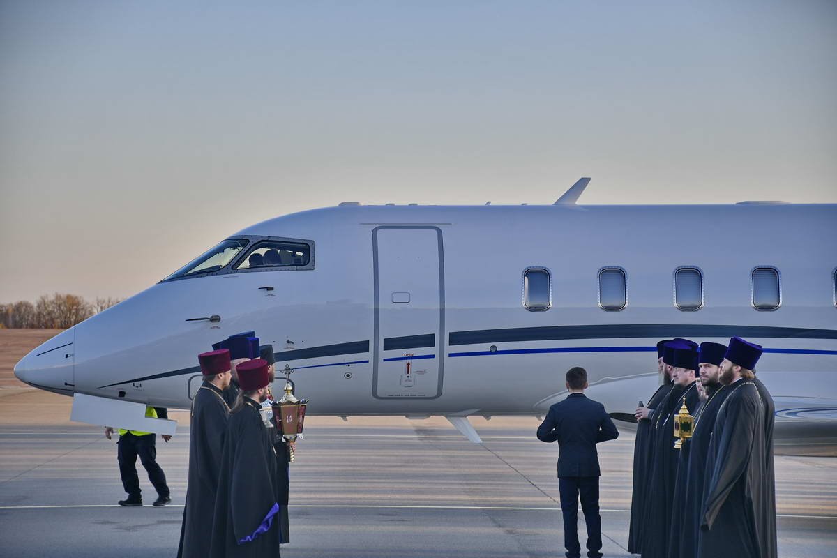 Спецрейсом из Иерусалима доставили Благодатный огонь