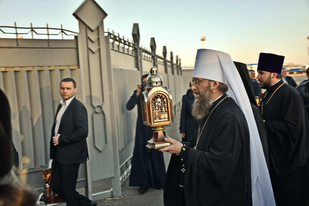 Святыню в Украину доставила делегация священнослужителей и мирян Украинской Православной Церкви Киевского Патриархата