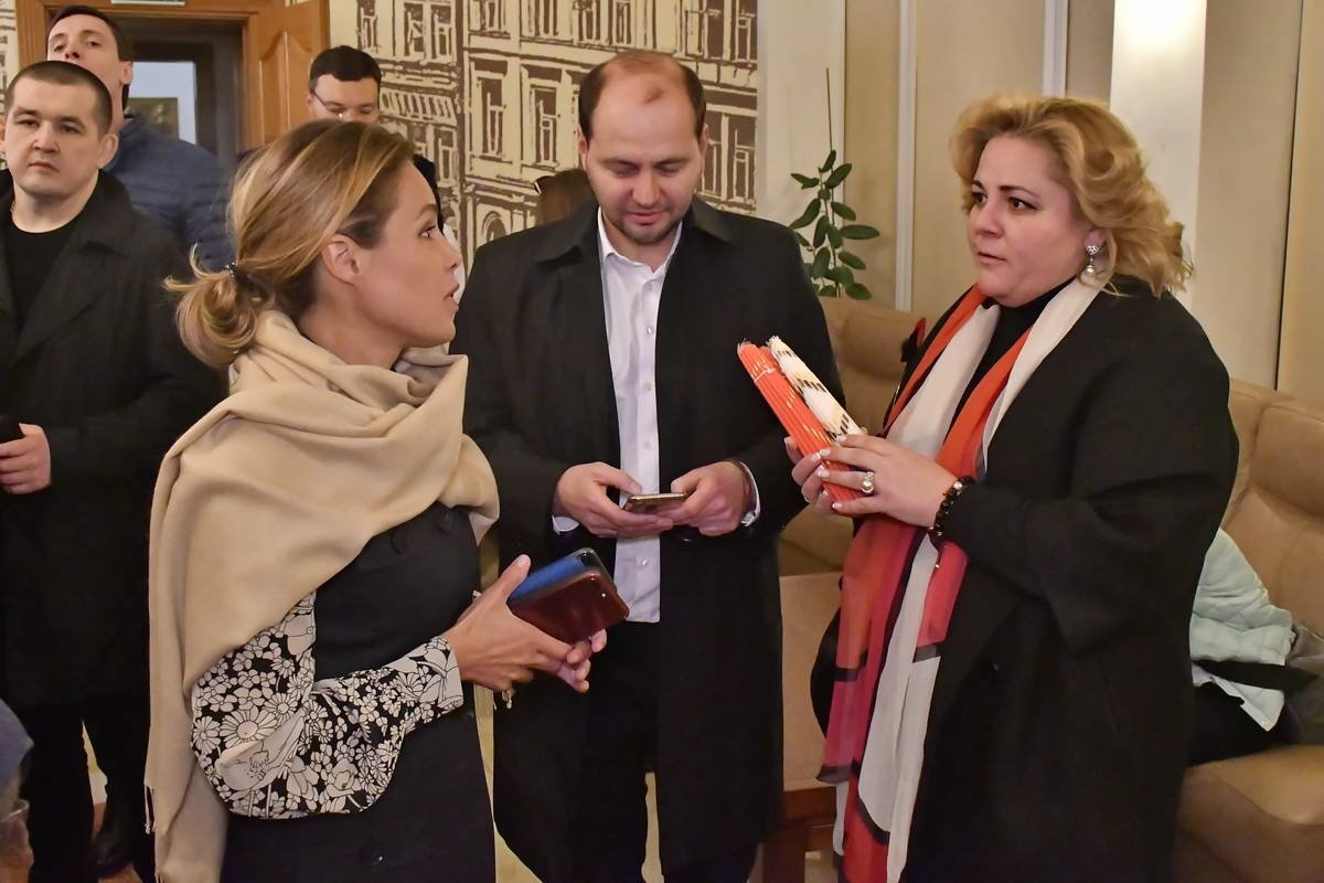 Встречала огонь в аэропорту политик Наталья Королевская 