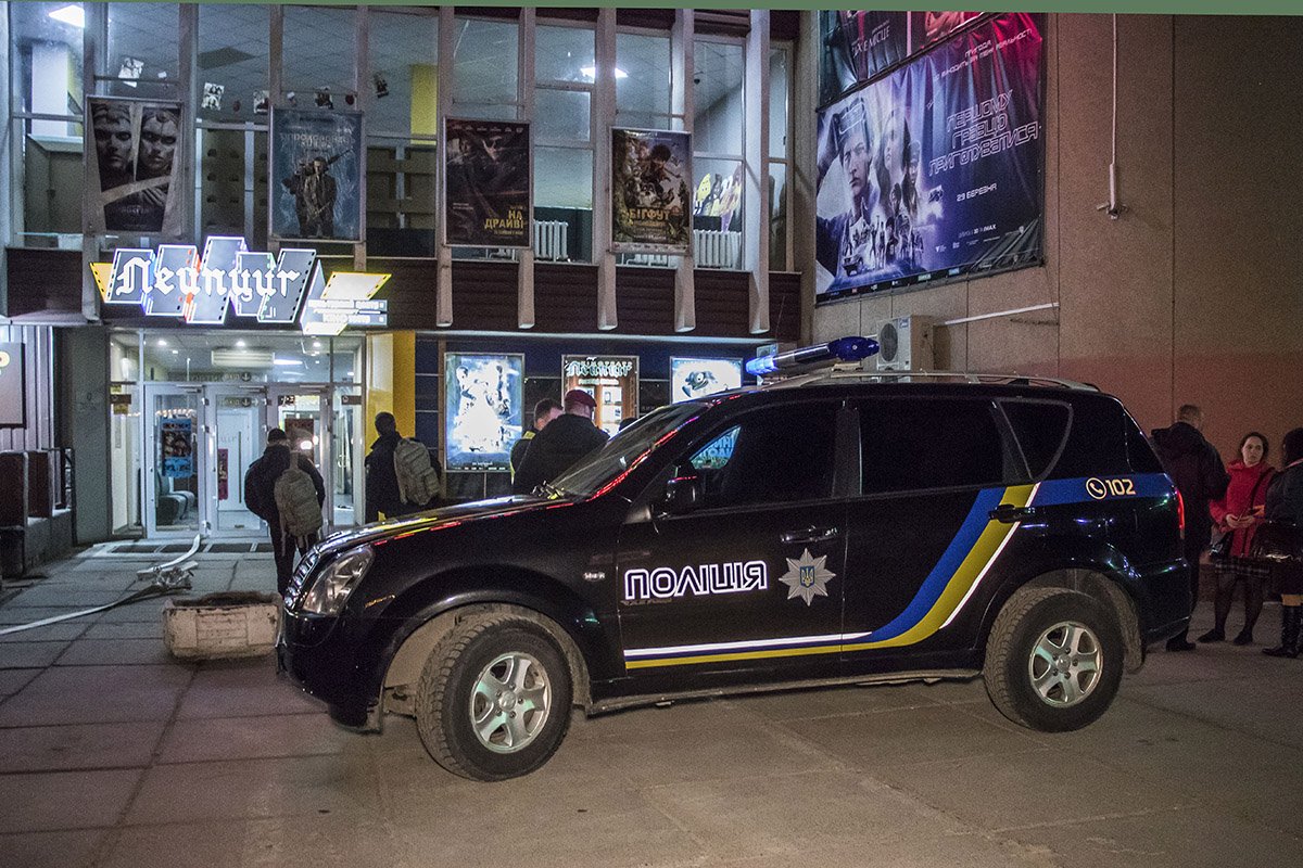 Из здания эвакуировали около 300 человек