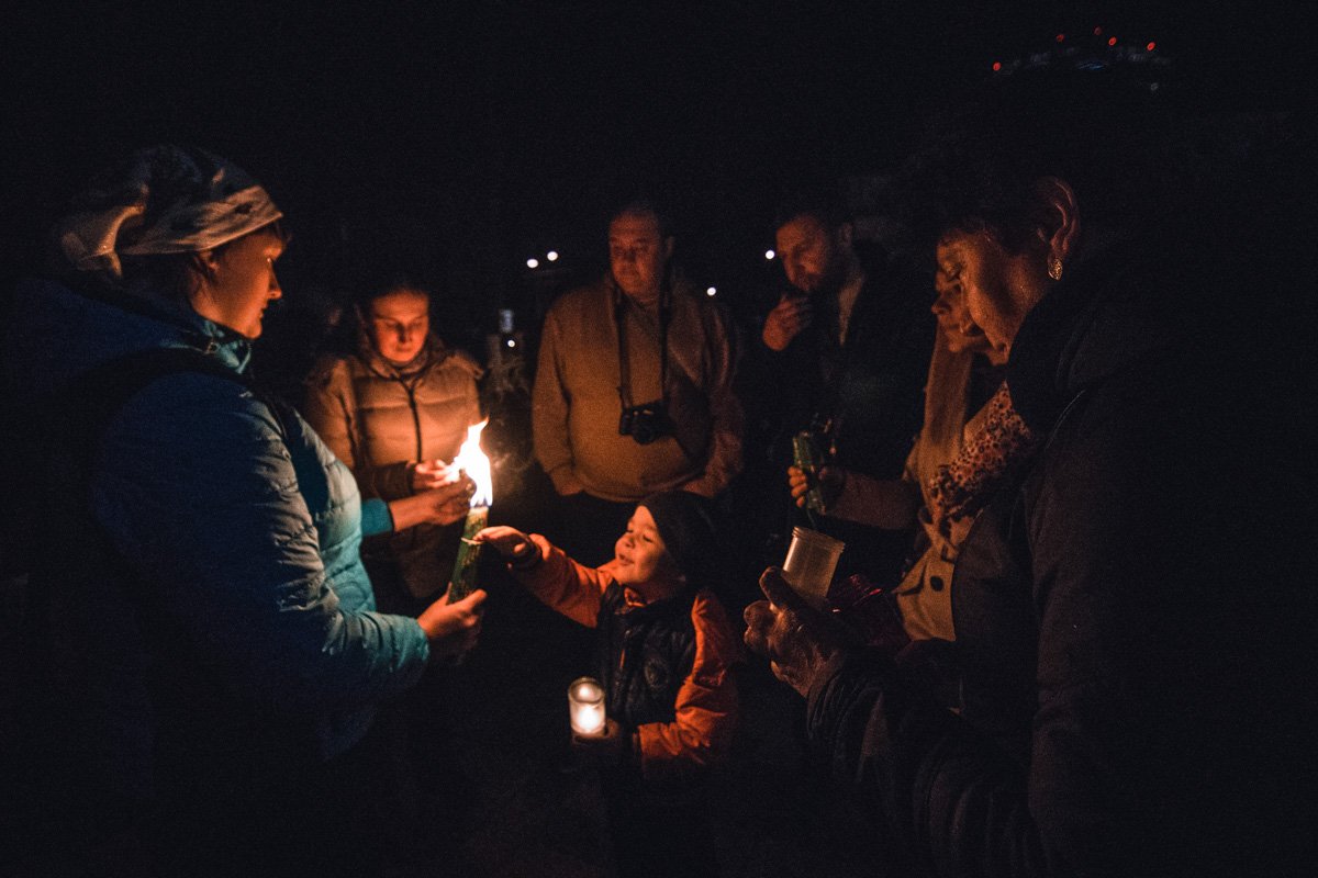 Возле Владимирского собора к девяти часам начали сходиться люди