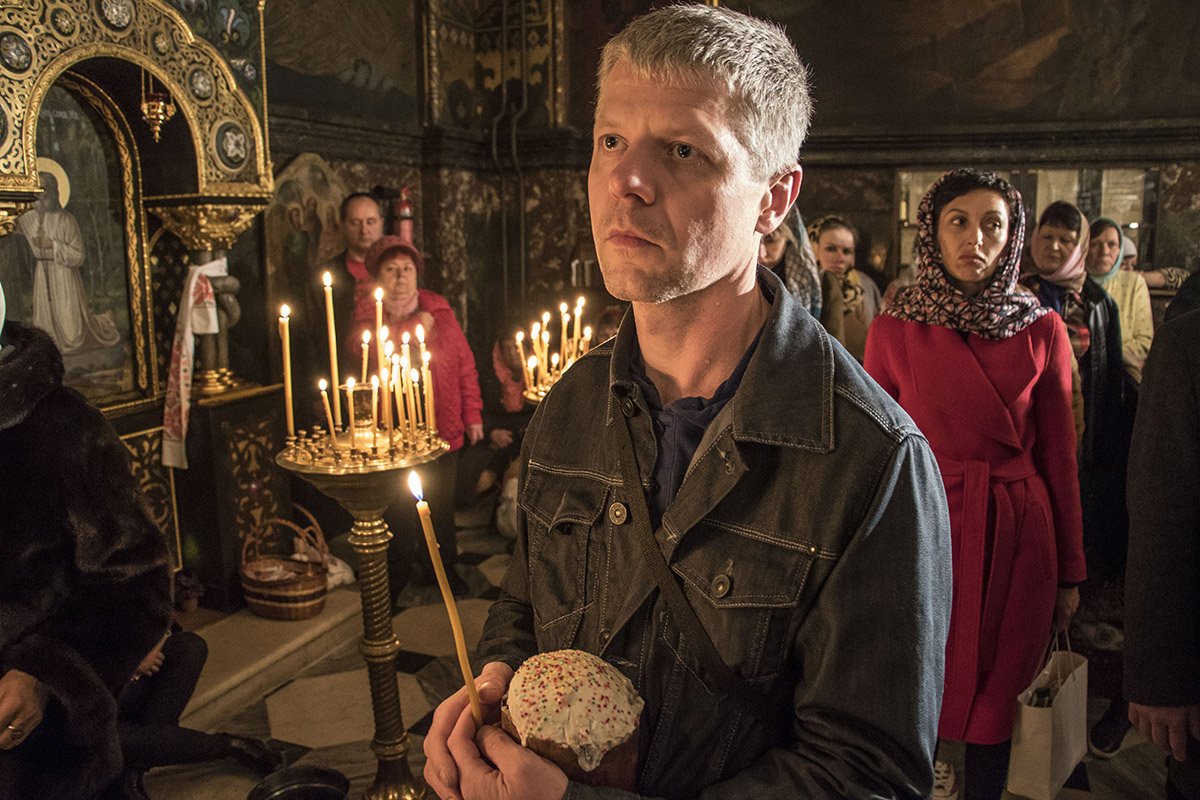 Прихожане зажгли по традиции свечи